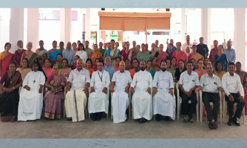 ഓ​ർ​മ​ക​ൾ തേ​ടി വി​ദ്യാ​ല​യ തി​രു​മു​റ്റ​ത്ത് അ​വ​ർ ഒ​ത്തു​ചേ​ർ​ന്നു