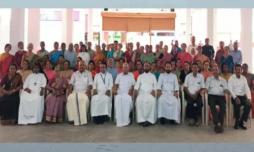 ഓ​ർ​മ​ക​ൾ തേ​ടി വി​ദ്യാ​ല​യ തി​രു​മു​റ്റ​ത്ത് അ​വ​ർ ഒ​ത്തു​ചേ​ർ​ന്നു