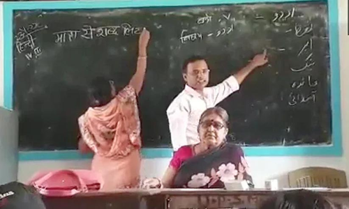 ഒരു ക്ലാസ്റൂമിൽ വിദ്യാർഥികളെ ഒരേസമയം ഹിന്ദിയും ഉറുദുവും പഠിപ്പിച്ച് ബിഹാറിലെ സ്കൂൾ