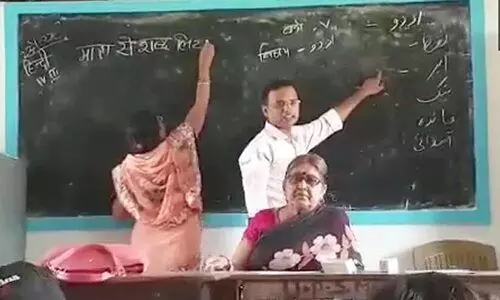 ഒരു ക്ലാസ്റൂമിൽ വിദ്യാർഥികളെ ഒരേസമയം ഹിന്ദിയും ഉറുദുവും പഠിപ്പിച്ച് ബിഹാറിലെ സ്കൂൾ