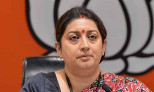 സ്മൃതി ഇറാനിക്ക് പാചകവാതക വിലവർധനവിനെതിരെ പരാതി നൽകാനെത്തിയ എൻ.സി.പി പ്രവർത്തകക്ക് ബി.ജെ.പിക്കാരുടെ മർദനം