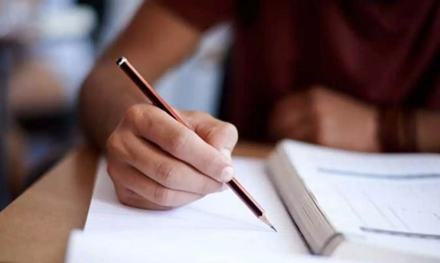 ചോദ്യപേപ്പർ ആവർത്തനം: ഡി.എൽ.എഡ് പരീക്ഷ വീണ്ടും നടത്തുമെന്ന് അധികൃതർ; വീണ്ടും എഴുതാനാവില്ലെന്ന് വിദ്യാർഥികൾ