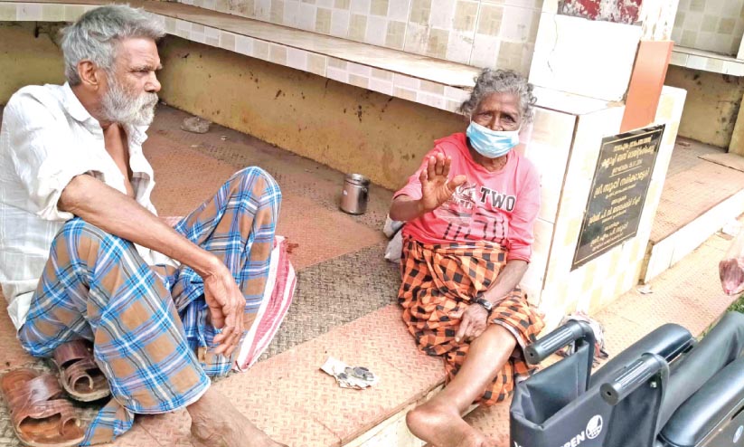 കയറിക്കിടക്കാൻ ഇടമില്ലാതെ മയിലമ്മയും ബാലസ്വാമിയും കയറിക്കിടക്കാൻ ഇടമില്ലാതെ മയിലമ്മയും ബാലസ്വാമിയും