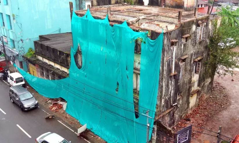 വലിയങ്ങാടിയിലെ സിൻഡിക്കേറ്റ് ബാങ്ക് കെട്ടിടം പൊളിച്ചുതുടങ്ങി വലിയങ്ങാടിയിലെ സിൻഡിക്കേറ്റ് ബാങ്ക് കെട്ടിടം പൊളിച്ചുതുടങ്ങി