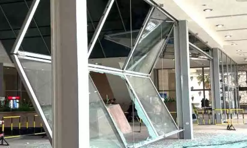 സർവകലാശാല കോളജിൽ ഗ്ലാസ് ബോർഡ് തകർന്നു സർവകലാശാല കോളജിൽ ഗ്ലാസ് ബോർഡ് തകർന്നു