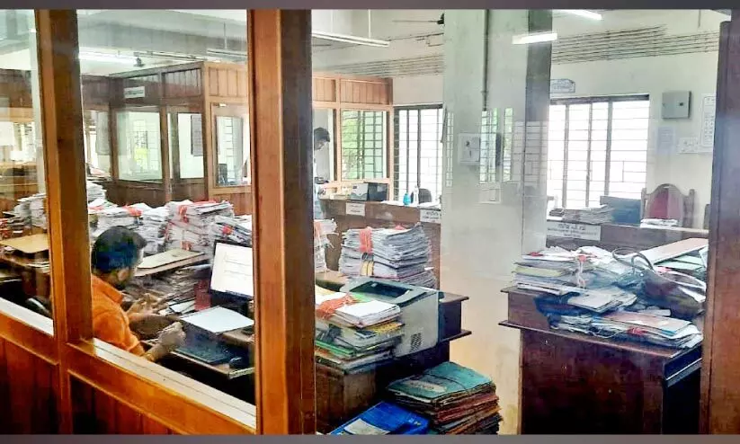 ഉദ്യോഗസ്ഥർ വിനോദയാത്രയിൽ; നഗരസഭ കാര്യാലയം ശൂന്യം ഉദ്യോഗസ്ഥർ വിനോദയാത്രയിൽ; നഗരസഭ കാര്യാലയം ശൂന്യം