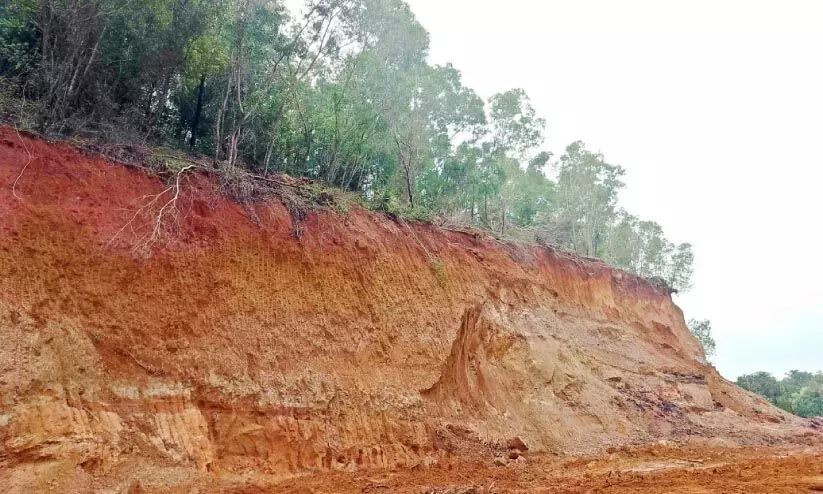 ദേശീയപാതക്കായി മണ്ണിടിക്കൽ; വീരമല ടൂറിസം പദ്ധതി പാളുമോ?