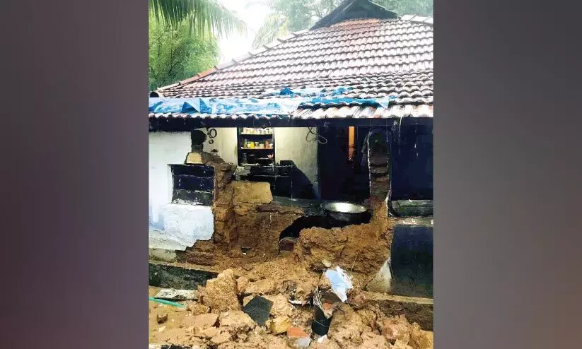 മഴ: വീട് തകർന്നു; വീട്ടുകാർ രക്ഷപ്പെട്ടത് തലനാരിഴക്ക്