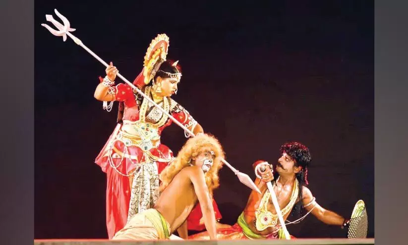 കൂടല്മാണിക്യം ഉത്സവം: കാണികളെ ആവേശം കൊള്ളിച്ച് ഛൗ നൃത്തം കൂടല്മാണിക്യം ഉത്സവം: കാണികളെ ആവേശം കൊള്ളിച്ച് ഛൗ നൃത്തം