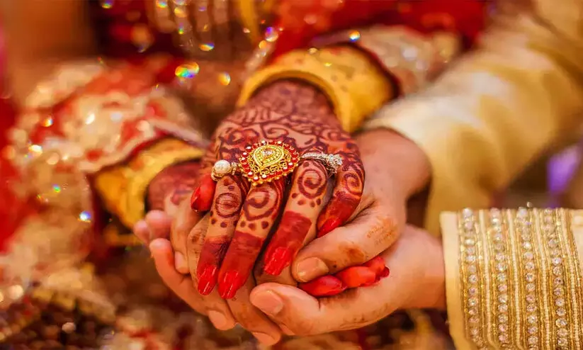 വിവാഹസമ്മാനം പൊട്ടിത്തെറിച്ച് നവവരനും ബന്ധുവിനും ഗുരുതര പരിക്ക്; കാമുകനെ സംശയമെന്ന് ബന്ധുക്കൾ വിവാഹസമ്മാനം പൊട്ടിത്തെറിച്ച് നവവരനും ബന്ധുവിനും ഗുരുതര പരിക്ക്; കാമുകനെ സംശയമെന്ന് ബന്ധുക്കൾ