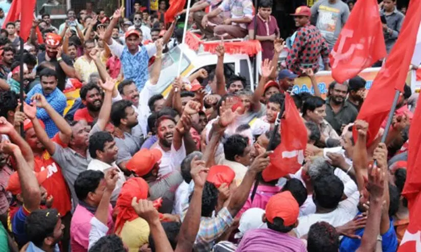 പത്തനംതിട്ടയിൽ കോൺഗ്രസ് സീറ്റ് ഇടത് പിടിച്ചെടുത്തു, മല്ലപ്പള്ളിയിൽ നറുക്കെടുപ്പിലൂടെ സി.പി.ഐക്ക് ജയം; മൂന്നിൽ രണ്ടും എൽ.ഡി.എഫിന്