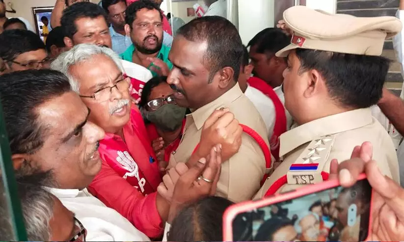 വാറങ്കല് ഭൂസമരം: ബിനോയ് വിശ്വം ഉള്പ്പെടെയുള്ളവർ അറസ്റ്റിൽ വാറങ്കല് ഭൂസമരം: ബിനോയ് വിശ്വം ഉള്പ്പെടെയുള്ളവർ അറസ്റ്റിൽ