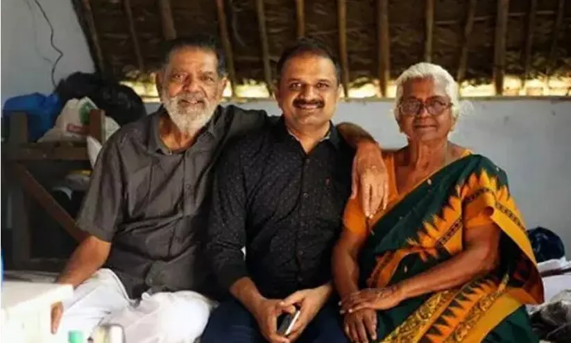 പേരറിവാളൻ മാതാപിതാക്കൾക്കൊപ്പം പേരറിവാളൻ മാതാപിതാക്കൾക്കൊപ്പം