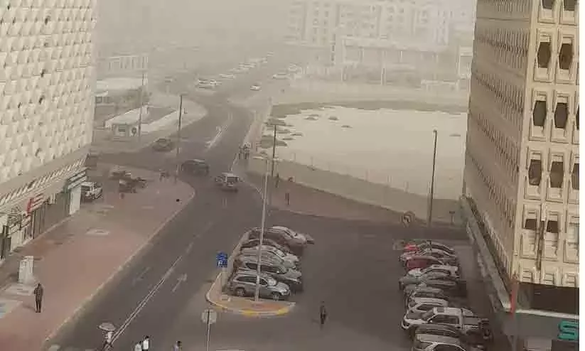 അബൂദബിയില് ശക്തമായ പൊടിക്കാറ്റ്: ചൂടും കുത്തനെ കൂടി അബൂദബിയില് ശക്തമായ പൊടിക്കാറ്റ്: ചൂടും കുത്തനെ കൂടി