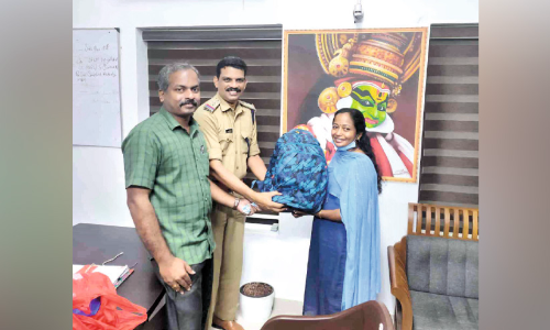 ട്രെയിൻ യാത്രക്കാരിയുടെ മോഷ്ടിച്ച ബാഗ് പൊലീസ് കണ്ടെത്തി