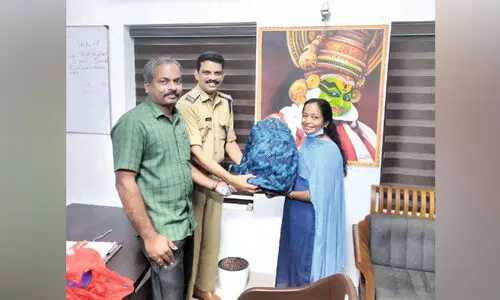 ട്രെയിൻ യാത്രക്കാരിയുടെ മോഷ്ടിച്ച ബാഗ് പൊലീസ് കണ്ടെത്തി