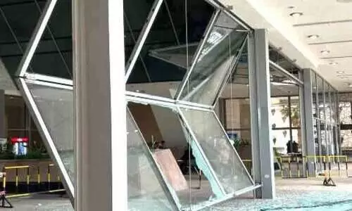 സർവകലാശാല കോളജിൽ ഗ്ലാസ് ബോർഡ് തകർന്നു