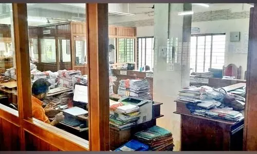 ഉദ്യോഗസ്ഥർ വിനോദയാത്രയിൽ; നഗരസഭ കാര്യാലയം ശൂന്യം