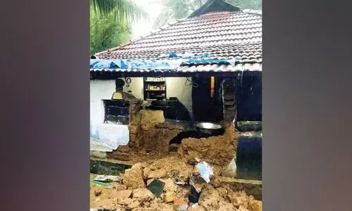 മഴ: വീട് തകർന്നു; വീട്ടുകാർ രക്ഷപ്പെട്ടത് തലനാരിഴക്ക്