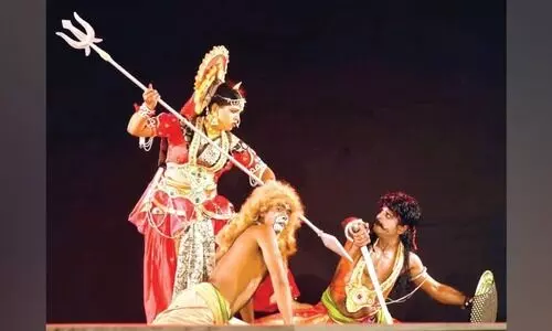 കൂടല്‍മാണിക്യം ഉത്സവം: കാണികളെ ആവേശം കൊള്ളിച്ച് ഛൗ നൃത്തം