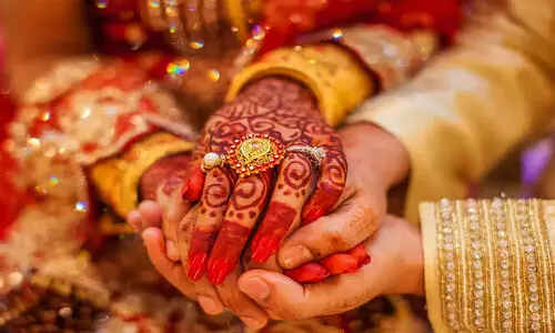 വിവാഹസമ്മാനം പൊട്ടിത്തെറിച്ച് നവവരനും ബന്ധുവിനും ഗുരുതര പരിക്ക്; കാമുകനെ സംശയമെന്ന് ബന്ധുക്കൾ