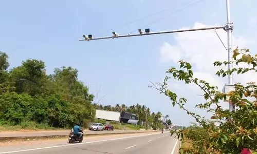 ഇൻഷുറൻസ് മുതൽ ഹെൽമറ്റ് വരെ; ഗതാഗതകുറ്റങ്ങൾ പിടികൂടാൻ 77 കാമറകൾ ഇൻഷുറൻസ് മുതൽ ഹെൽമറ്റ് വരെ; ഗതാഗതകുറ്റങ്ങൾ പിടികൂടാൻ 77 കാമറകൾ