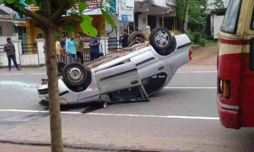 അപകടത്തിൽപെട്ട കാർ തലകീഴായി മറിഞ്ഞു