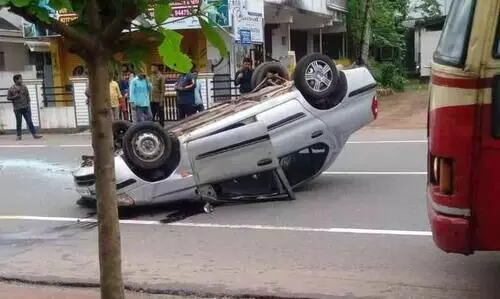 അപകടത്തിൽപെട്ട കാർ തലകീഴായി മറിഞ്ഞു