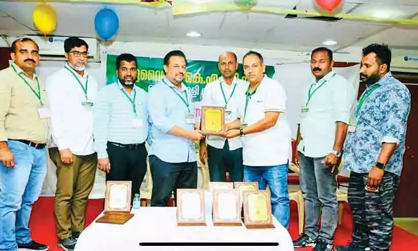 കെ.​എം.​സി.​സി കൊ​ടു​വ​ള്ളി മ​ണ്ഡ​ലം കോ​വി​ഡ്‌ വ​ള​ന്റി​യ​ർ​മാ​രെ ആ​ദ​രി​ച്ചു