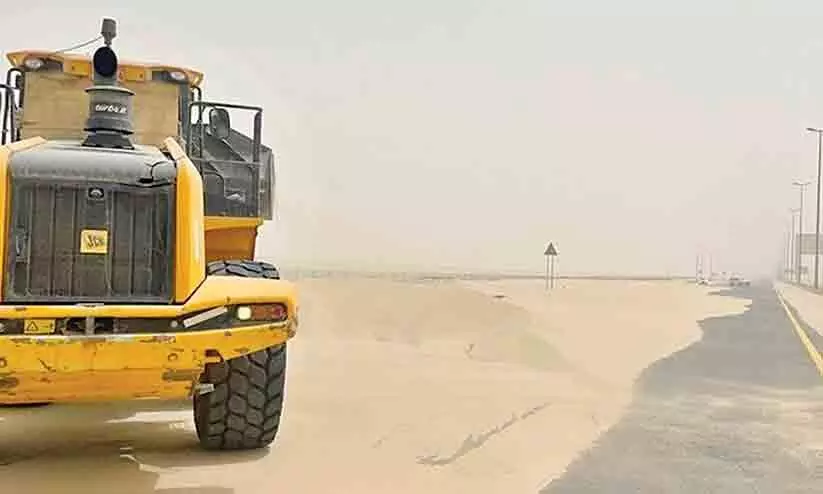 പൊടിക്കാറ്റിൽ മണലടിഞ്ഞ് റോഡുകൾ; പാടുപെട്ട് അധികൃതർ