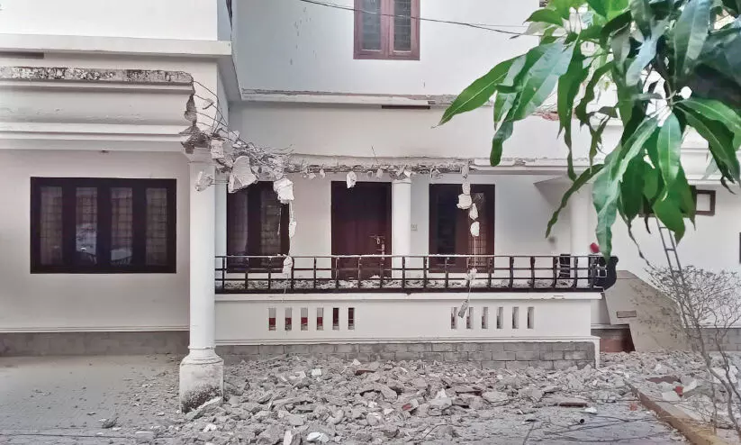 ഭാഗികമായി പൊളിച്ച് അഴീക്കോടിന്റെ വസതി; പുസ്തകശേഖരം നശിക്കുമെന്ന് ആശങ്ക ഭാഗികമായി പൊളിച്ച് അഴീക്കോടിന്റെ വസതി; പുസ്തകശേഖരം നശിക്കുമെന്ന് ആശങ്ക