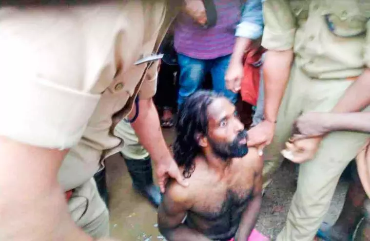 മാരകായുധവുമായി ഭീകരാന്തരീക്ഷമുണ്ടാക്കിയ യുവാവ് പിടിയിൽ മാരകായുധവുമായി ഭീകരാന്തരീക്ഷമുണ്ടാക്കിയ യുവാവ് പിടിയിൽ