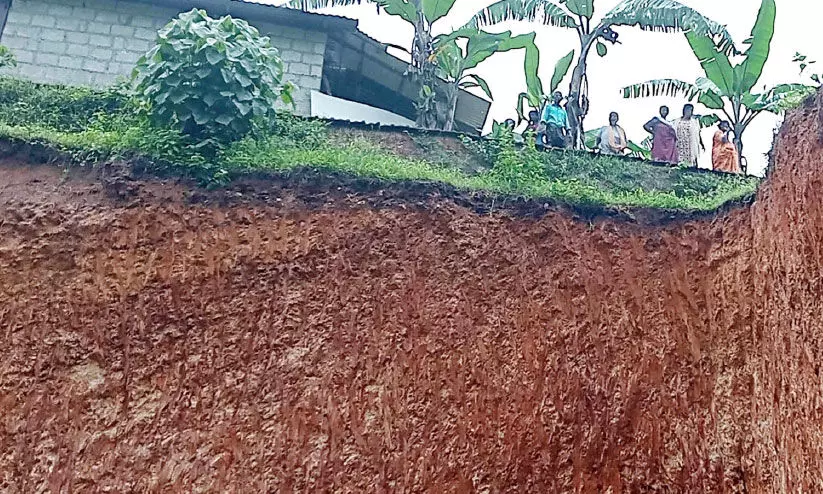 നിർധന കുടുംബത്തിനെ വഴിയാധാരമാക്കി മണ്ണെടുപ്പ്​; കുടുംബത്തെ മാറ്റി പാർപ്പിച്ചു