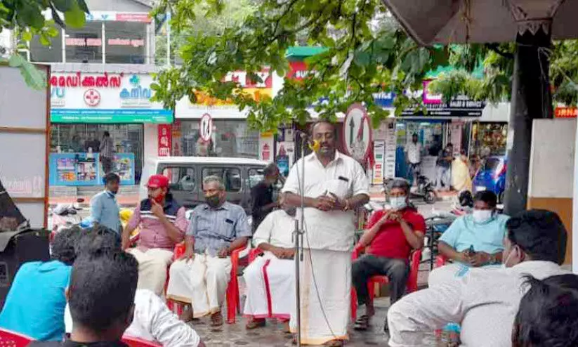 കേന്ദ്രം മത്സ്യത്തൊഴിലാളികളെ കടക്കെണിയിലേക്ക് തള്ളിവിടുന്നു കേന്ദ്രം മത്സ്യത്തൊഴിലാളികളെ കടക്കെണിയിലേക്ക് തള്ളിവിടുന്നു