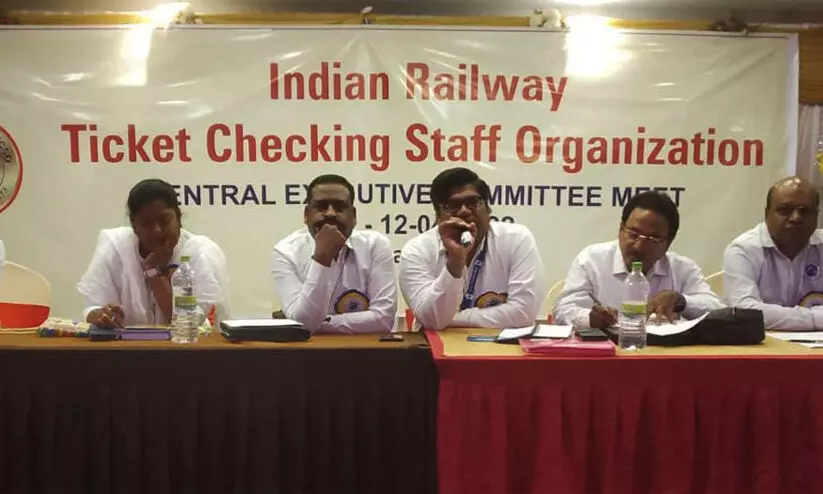 റെയിൽവേ ടിക്കറ്റ് പരിശോധകർ കടുത്ത മനുഷ്യാവകാശലംഘനം നേരിടുന്നതായി ജീവനക്കാരുടെ സംഘടന റെയിൽവേ ടിക്കറ്റ് പരിശോധകർ കടുത്ത മനുഷ്യാവകാശലംഘനം നേരിടുന്നതായി ജീവനക്കാരുടെ സംഘടന