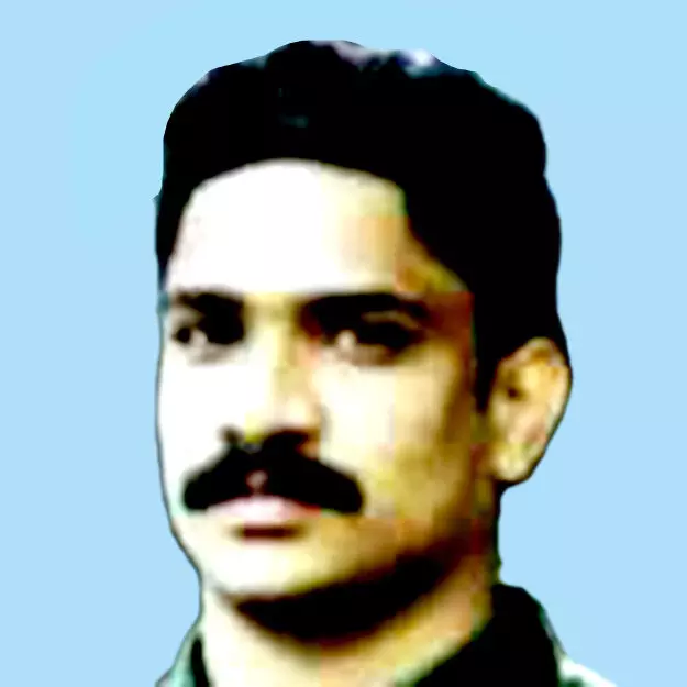 നി​ർ​ത്തി​യി​ട്ട ബ​സി​ന് പി​ന്നി​ൽ മി​നി ലോ​റി​യി​ടി​ച്ച് യു​വാ​വ്​ മ​രി​ച്ചു