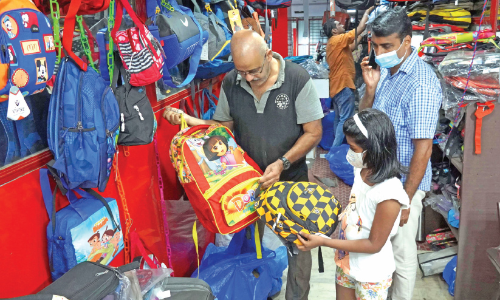 സ്കൂൾ വിപണിയിലും വിലക്കയറ്റമേളം