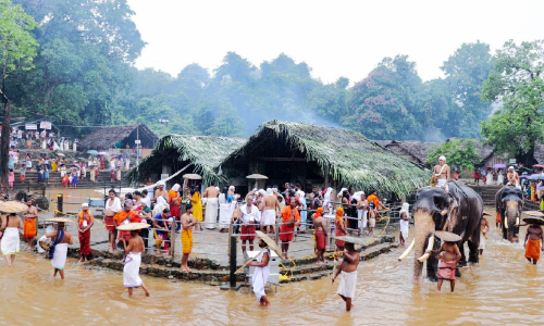 തിരക്കിലലിഞ്ഞ് കൊട്ടിയൂർ മഹോത്സവ നഗരി