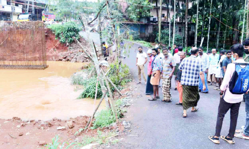 ക​ന​ത്ത മ​ഴ: ക​ല്ലി​ക്ക​ണ്ടി പാ​ലം പ​ണി​നി​ർ​ത്തി, താ​ൽ​ക്കാ​ലി​ക റോ​ഡി​ലെ ഗ​താ​ഗ​ത​വും നി​രോ​ധി​ച്ചു
