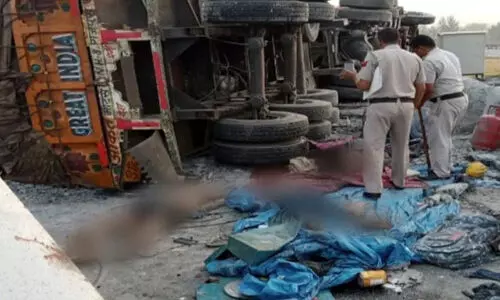 റോഡരികിൽ ഉറങ്ങിയ തൊഴിലാളികൾക്കിടയിലേക്ക് ട്രക്ക് ഇടിച്ചു കയറി മൂന്ന് മരണം