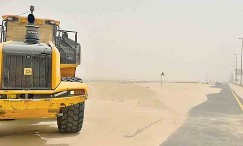 പൊടിക്കാറ്റിൽ മണലടിഞ്ഞ് റോഡുകൾ; പാടുപെട്ട് അധികൃതർ