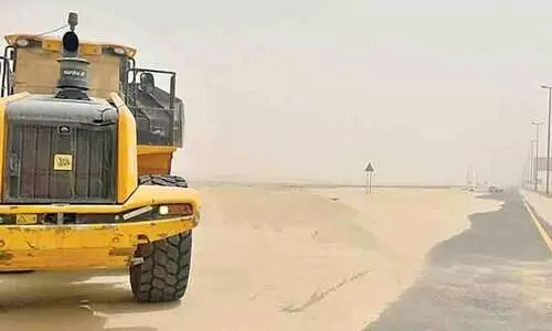പൊടിക്കാറ്റിൽ മണലടിഞ്ഞ് റോഡുകൾ; പാടുപെട്ട് അധികൃതർ