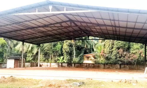 50 ലക്ഷം ചെലവിട്ട് നിർമിച്ച ഇൻഡോർ സ്റ്റേഡിയം നോക്കുകുത്തി