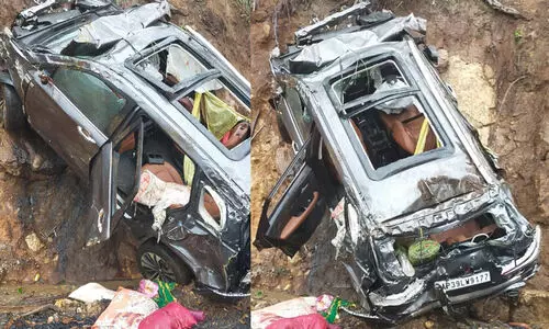 ഇടുക്കിയിൽ വിനാേദ യാത്രാസംഘത്തിന്‍റെ കാർ കാെക്കയിലേക്ക് മറിഞ്ഞ് പിഞ്ചുകുഞ്ഞ് ഉൾപ്പെടെ രണ്ട് മരണം