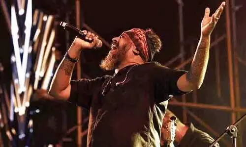 ഊർജ പ്രവാഹമായി ഒഴുകിപ്പരക്കുന്ന ഗാനവിസ്മയം