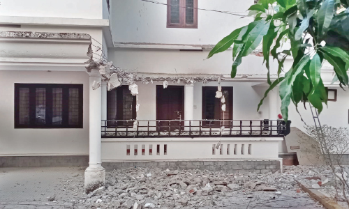 ഭാ​ഗി​ക​മാ​യി പൊ​ളി​ച്ച്​ അ​ഴീ​ക്കോ​ടി​ന്‍റെ വ​സ​തി; പു​സ്ത​ക​ശേ​ഖ​രം ന​ശി​ക്കു​മെ​ന്ന്​ ആ​ശ​ങ്ക