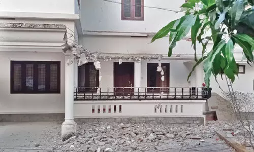 ഭാ​ഗി​ക​മാ​യി പൊ​ളി​ച്ച്​ അ​ഴീ​ക്കോ​ടി​ന്‍റെ വ​സ​തി; പു​സ്ത​ക​ശേ​ഖ​രം ന​ശി​ക്കു​മെ​ന്ന്​ ആ​ശ​ങ്ക