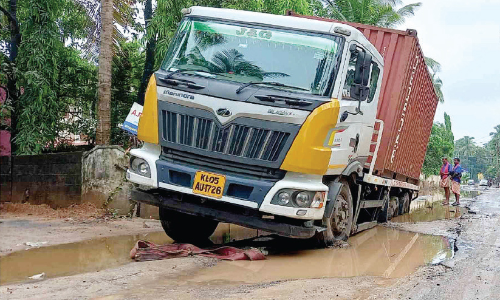 ചാ​വ​ക്കാ​ട്-​കു​ന്നം​കു​ളം റോ​ഡി​ല്‍ വീ​ണ്ടും വാ​ഹ​ന​ങ്ങ​ള്‍ താ​ഴു​ന്നു