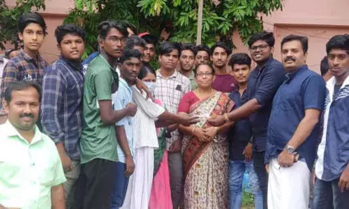 കൂട്ടുകാരന്‍റെ ചികിത്സക്കായി ധനസമാഹരണം നടത്തി സഹപാഠികൾ