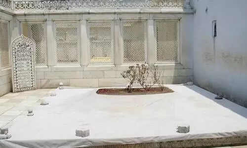 എം.എൻ.എസ് ഭീഷണി: ഔറംഗസേബിന്റെ ശവകുടീരം അഞ്ച് ദിവസത്തേക്ക് അടച്ചിടാൻ ആർക്കിയോളജി വകുപ്പ്